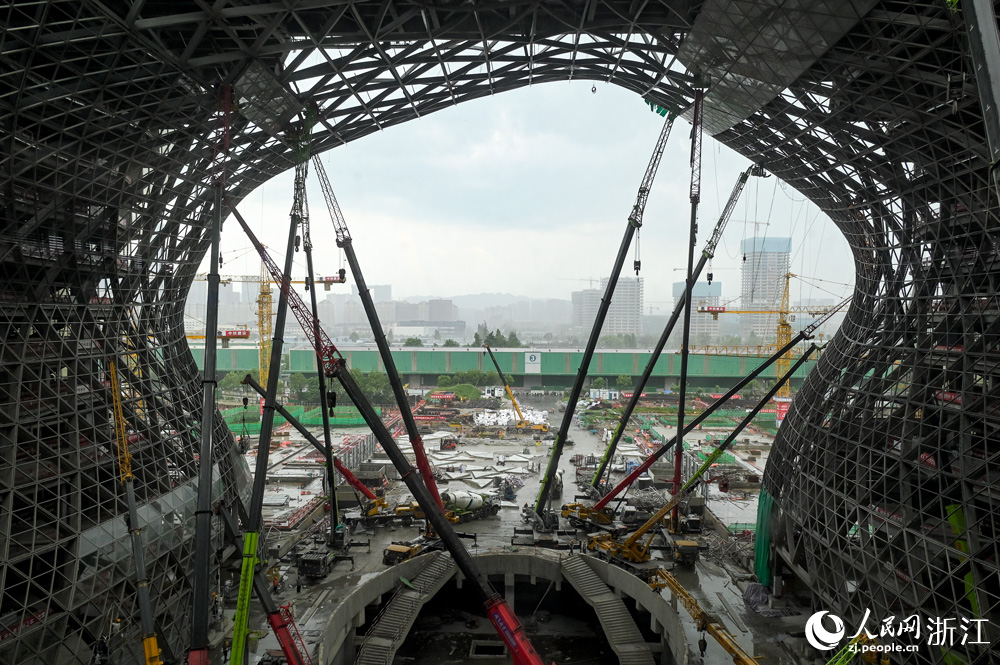 眼下杭州西站正全力沖刺推進各項工程建設進度，確保盡早具備開通運營條件。人民網 葉賓得攝