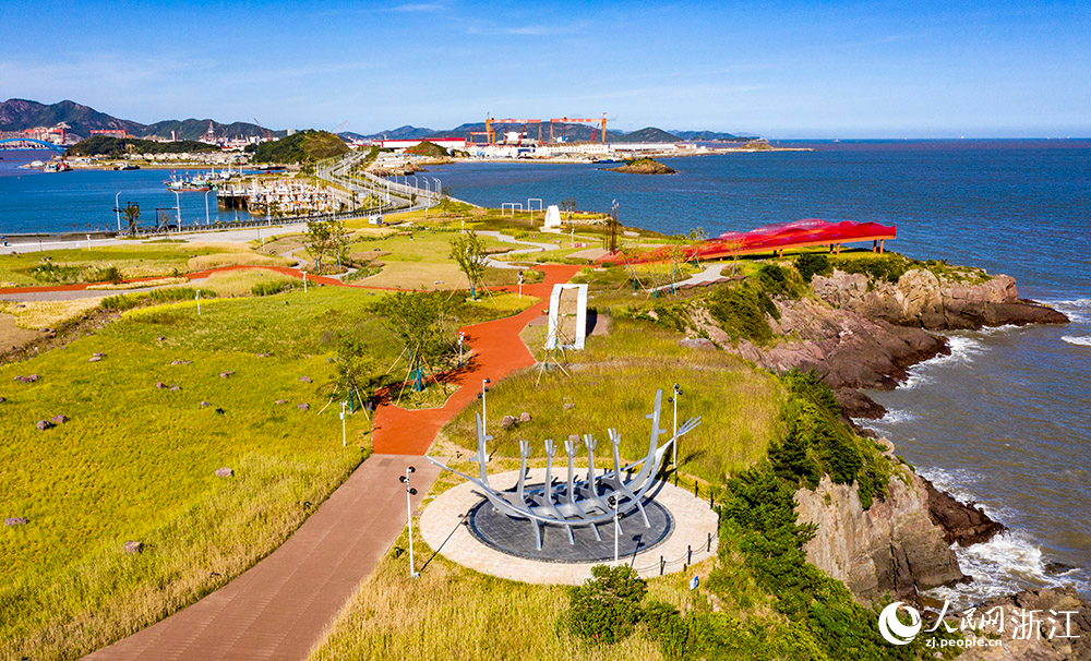 空中俯視生態(tài)修復(fù)后的舟山市岱山縣“最東方北緯30°”。人民網(wǎng) 章勇濤攝