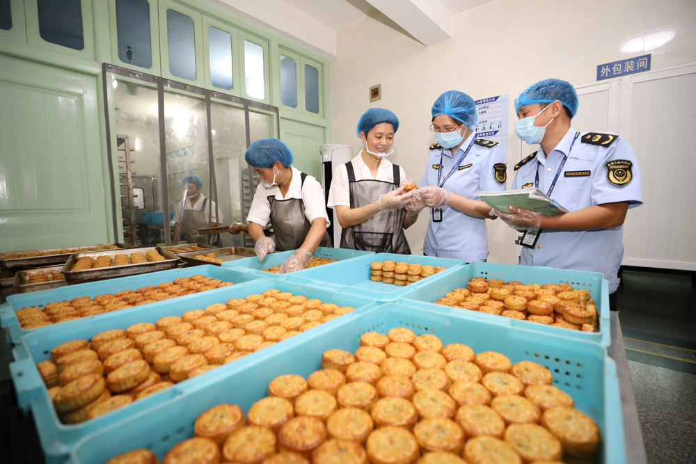 食品安全社會監督員對轄區內月餅生產作坊進行專項突擊檢查。白羽攝