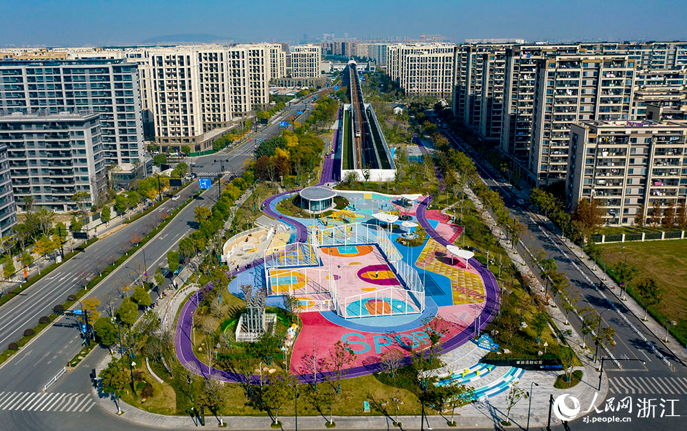 空中俯瞰杭州市臨平區(qū)喬司街道豐彩運(yùn)動(dòng)公園。人民網(wǎng) 章勇濤攝