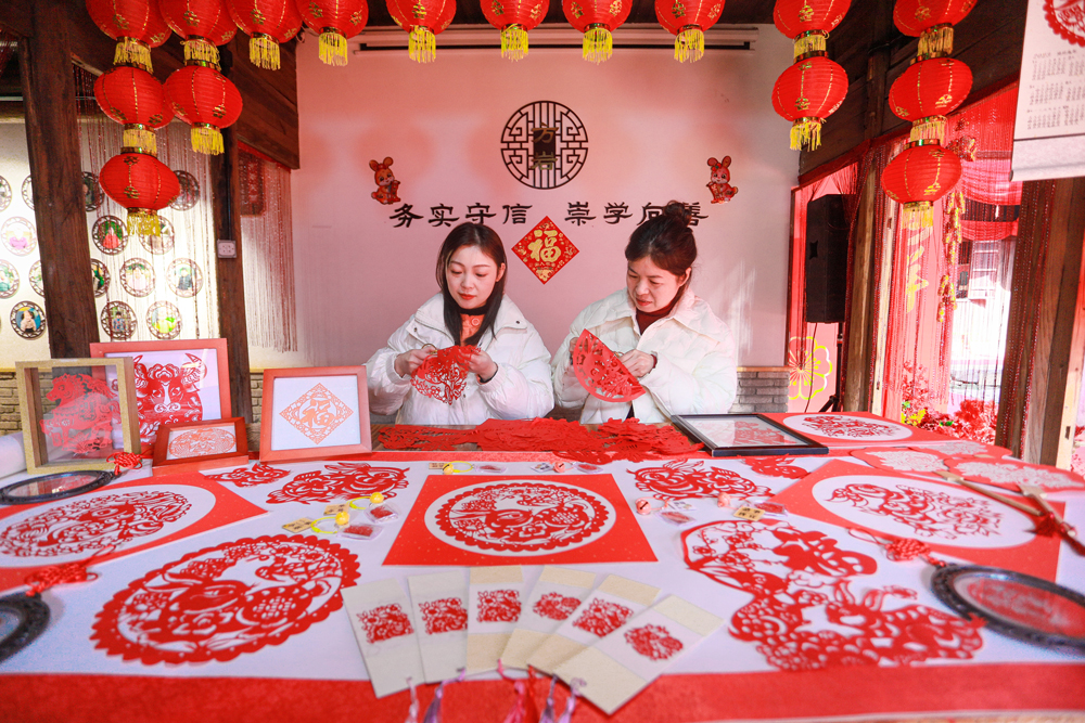 村民體驗(yàn)剪窗花。楊惠紅攝