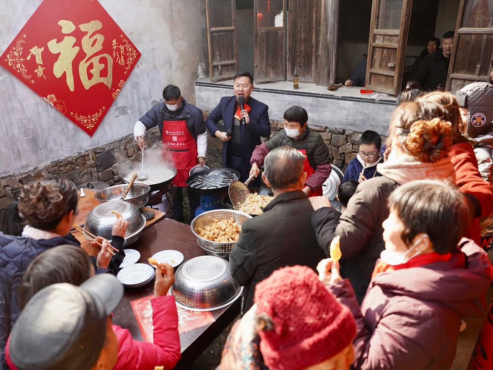 村民制作、品嘗年味小吃。楊惠紅攝