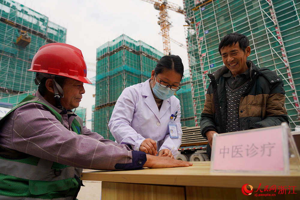 3月1日，在杭州市拱墅區(qū)石橋街道，一名醫(yī)護志愿者在為工人針灸。人民網(wǎng) 章勇濤攝