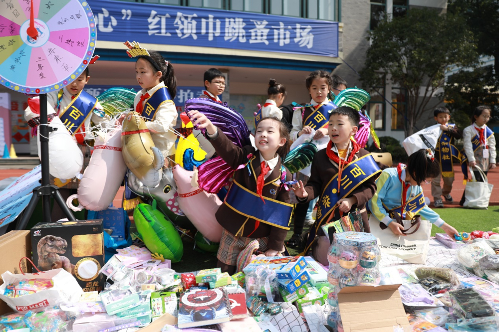 “學雷鋒 獻愛心”紅領巾跳蚤市場活動鳴鑼開市。杭州市崇文實驗學校供圖