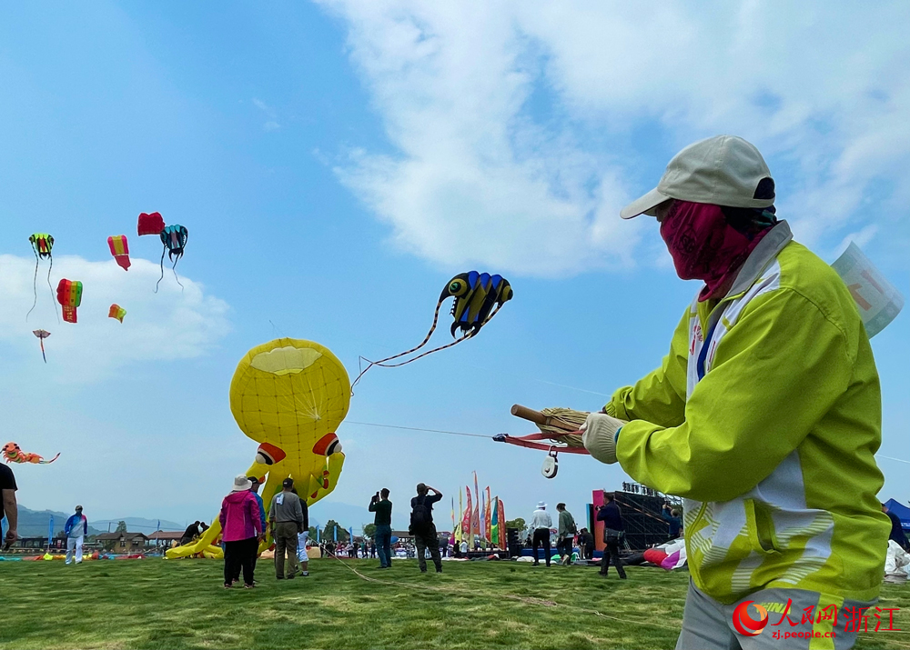 4月11日上午，2023全國風箏精英賽（瑞安站）在位于溫州瑞安的國家農(nóng)業(yè)公園啟幕。人民網(wǎng)記者 郭揚攝