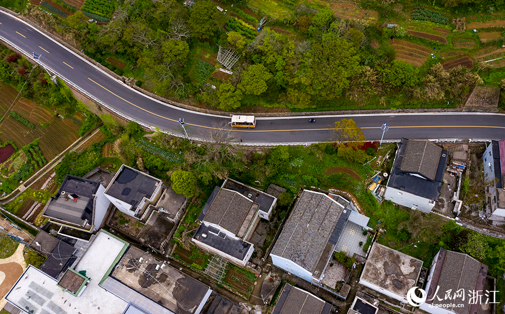 空中俯瞰浙江省舟山市嵊泗縣一條條美麗公路。人民網(wǎng) 章勇濤攝