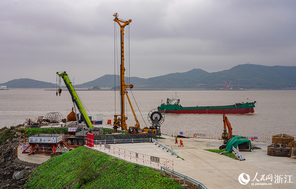 寧波舟山港六橫大橋二期工程，雙嶼門特大橋主塔樁基施工現場。人民網 章勇濤攝  