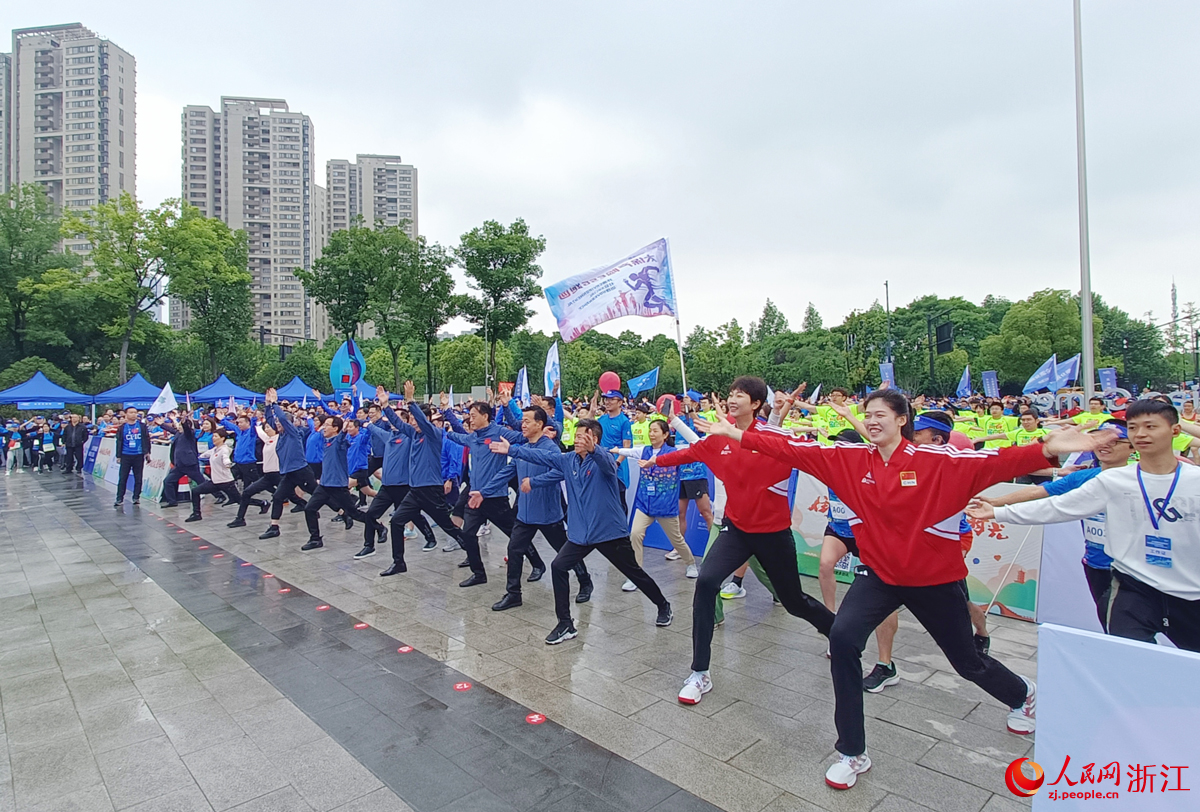 比賽開始前進行熱身運動。人民網 劉欣蔚攝