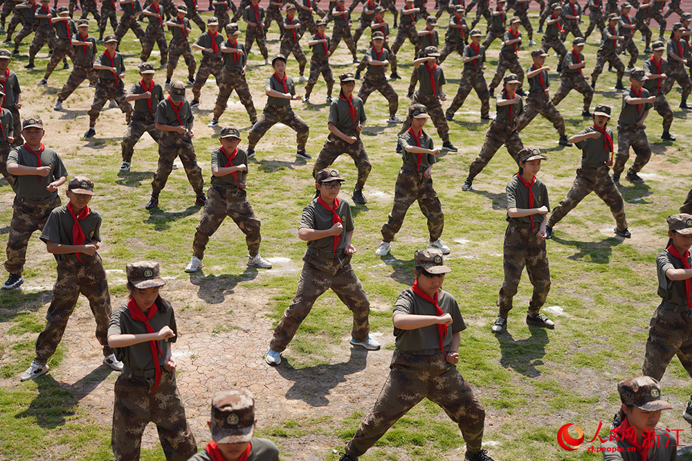 5月15日，在浙江省義烏市北苑小學，學生們在課間操進行軍體拳訓練，一招一式盡顯蓬勃朝氣。人民網 章勇濤攝