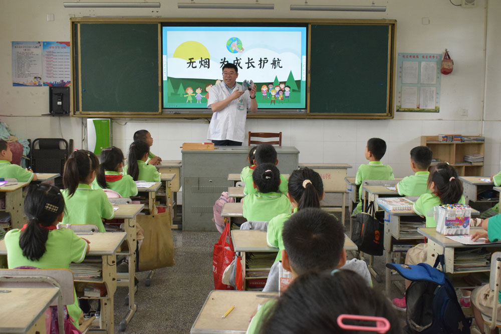 5月30日，湖州鐘管鎮開展“世界無煙日”宣傳進校園活動。姚萍攝