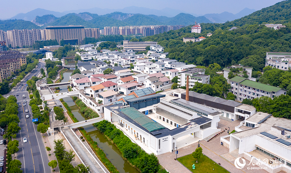 6月5日，空中俯瞰杭州市西湖區藝創小鎮象山藝術公社，依山傍水，一條象山渠由西向東貫穿而過。人民網 章勇濤攝