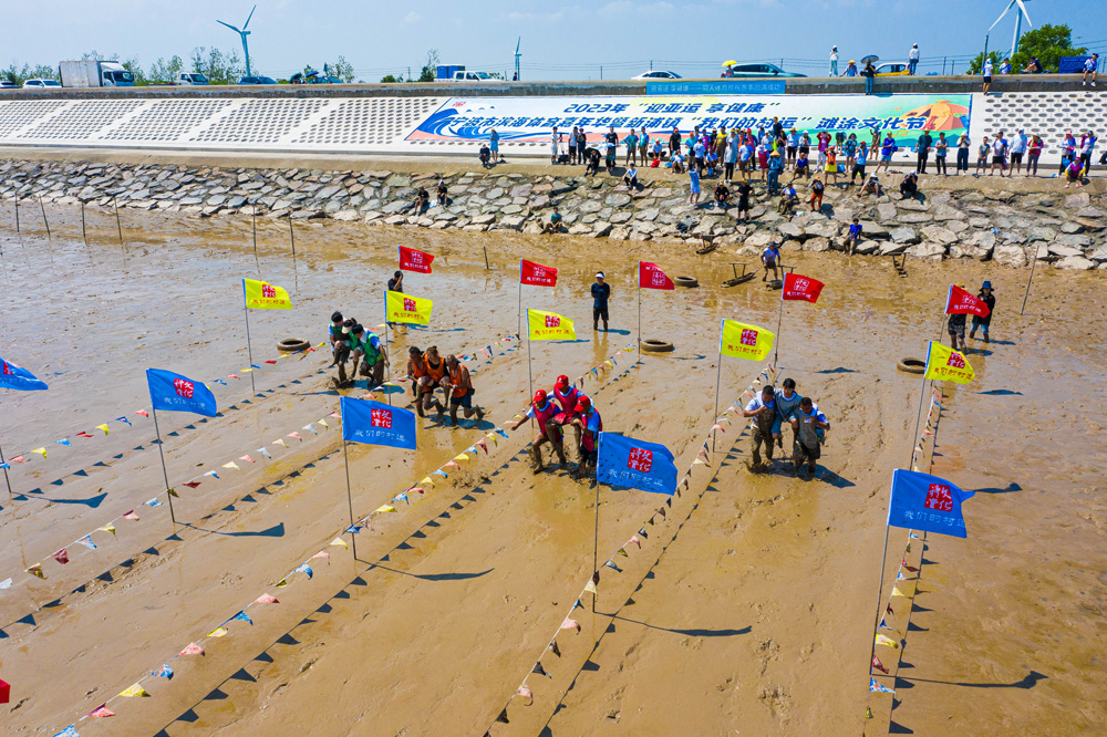 8月18日，浙江慈溪市新浦鎮“我們的村運”灘涂運動會在新浦海涂上舉行。成文波攝