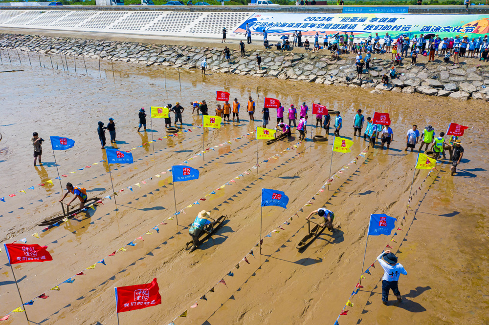 8月18日，浙江慈溪市新浦鎮(zhèn)“我們的村運”灘涂運動會在新浦海涂上舉行。成文波攝