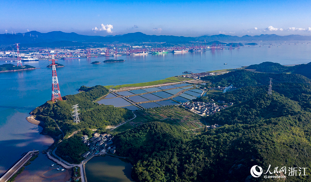 寧波舟山港梅山港區(qū)遠(yuǎn)控設(shè)備集群數(shù)量居全國同類碼頭首位，“5G+北斗”應(yīng)用設(shè)備數(shù)量位居全國集裝箱碼頭前列。人民網(wǎng) 章勇濤攝