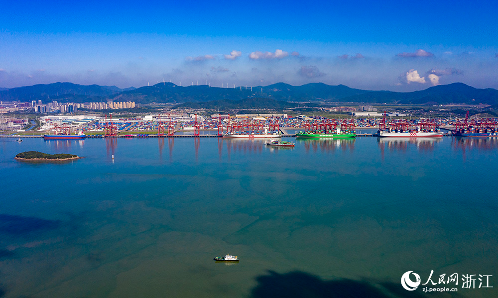 寧波舟山港梅山港區(qū)遠控設備集群數(shù)量居全國同類碼頭首位，“5G+北斗”應用設備數(shù)量位居全國集裝箱碼頭前列。人民網(wǎng) 章勇濤攝