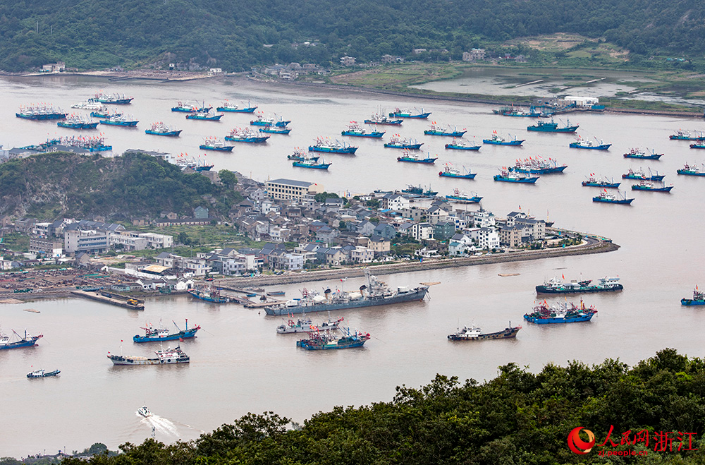 9月16日，在浙江省寧波市象山縣，漁船駛出石浦漁港。人民網(wǎng) 章勇濤攝