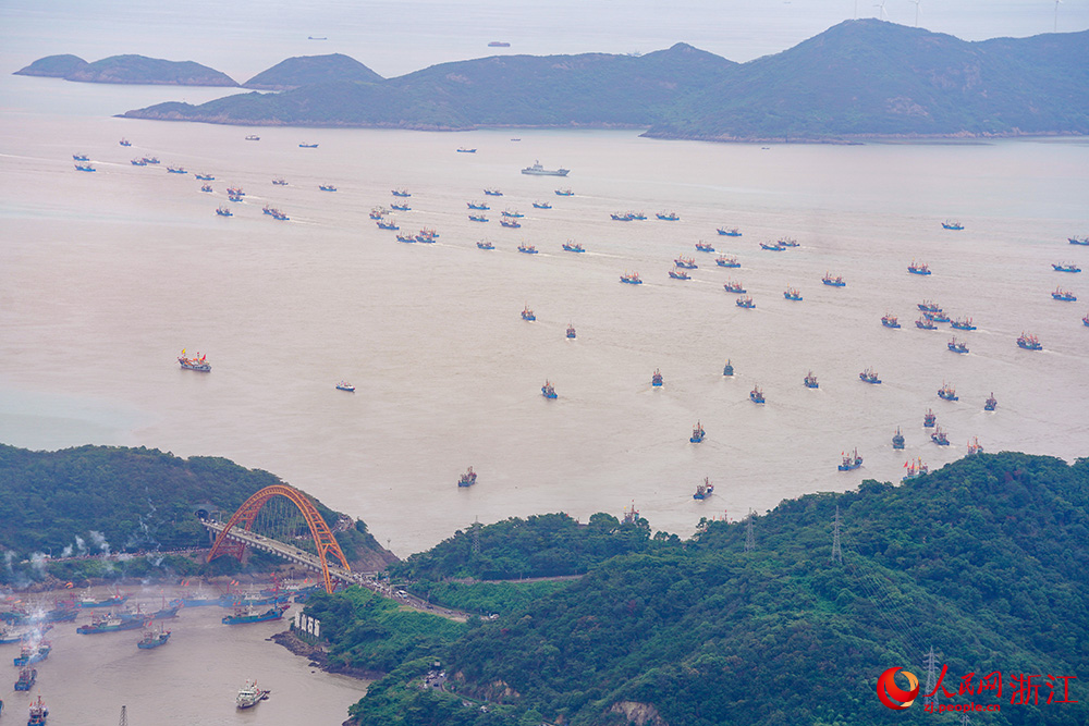 9月16日，在浙江省寧波市象山縣，漁船駛出石浦漁港。人民網(wǎng) 章勇濤攝