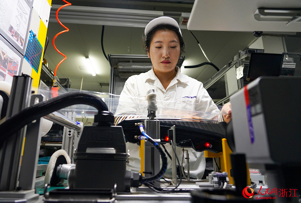 在麗水經濟技術開發區一汽車零配件工廠，工人正在車間里忙碌地生產。人民網 章勇濤攝