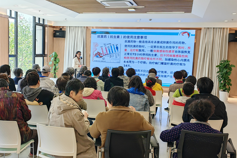 瑞金醫(yī)院古北分院劉星雨正在進(jìn)行科普講座。華涇鎮(zhèn)供圖