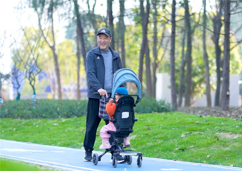 爺孫倆在家門口的口袋公園遛彎。蕪湖市城管局供圖