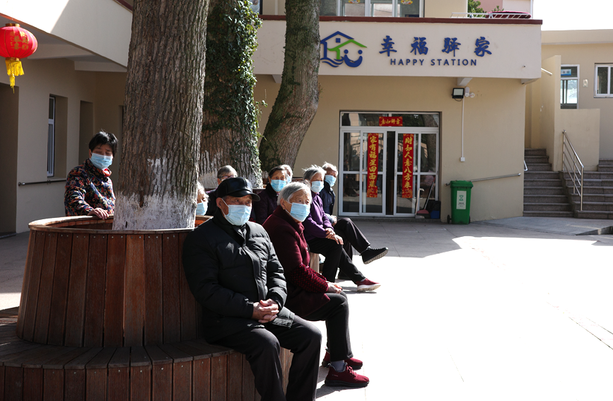 老人們悠閑地在庭院里曬著太陽。 人民網 張博涵攝