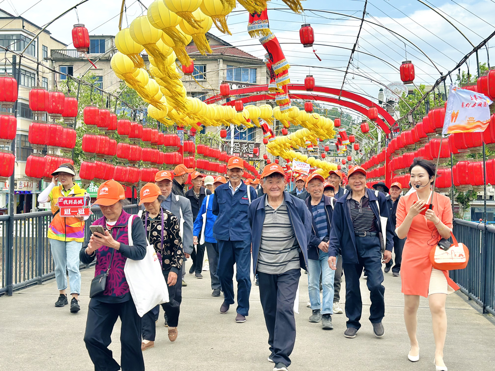 麗水縉云組織開展“樂享銀齡｜我到縣城逛一逛”活動。縉云縣委宣傳部供圖