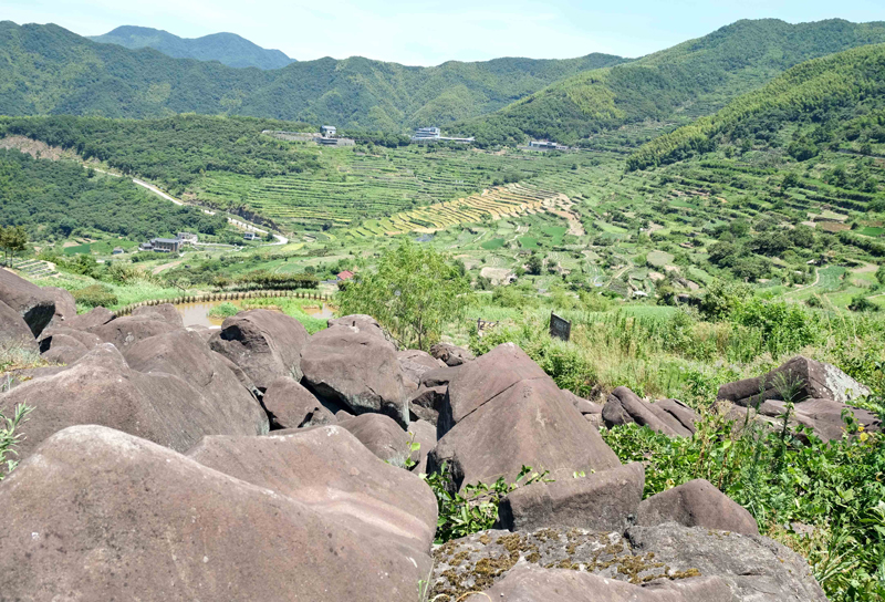 覆卮山山崗上的石浪是第四紀冰川遺跡，故又稱“萬年石浪”。程欣攝