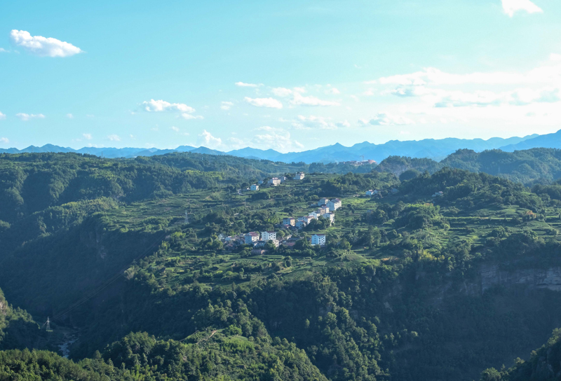 在與穿巖十九峰遙遙相對的下巖貝村，是賞云海和日出日落的絕佳點位。程欣攝