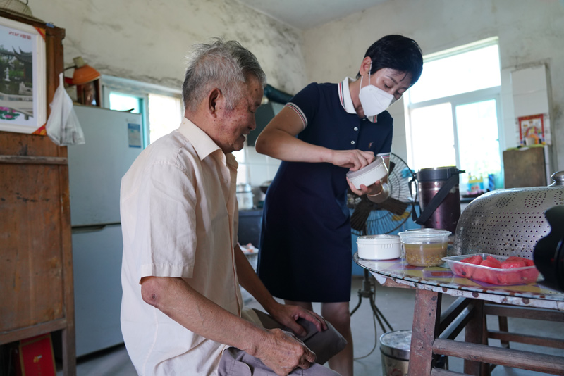 “助餐騎手”為老人送餐。胡丹丹攝