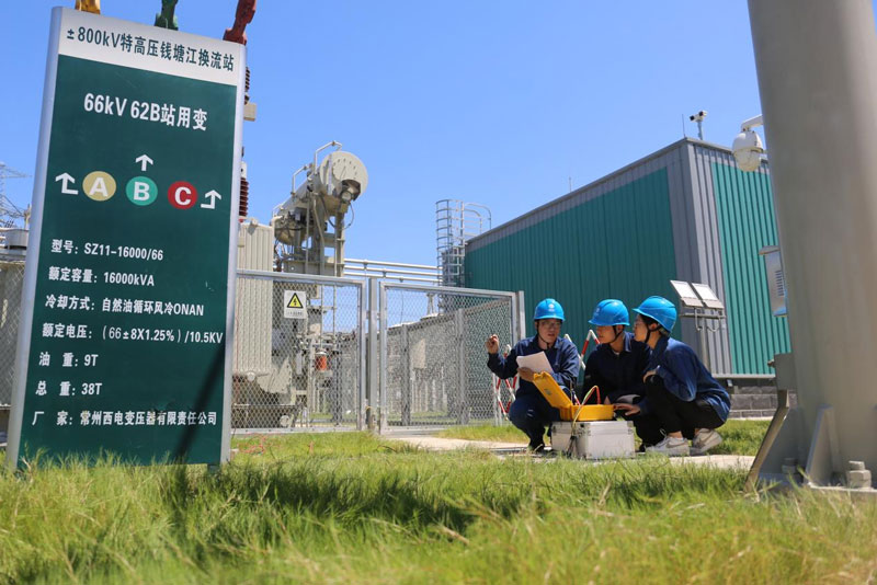 8月2日，錢塘江換流站滿功率運行期間，國網浙江超高壓公司檢修人員開展避雷器阻性電流檢測工作。吳米佳攝