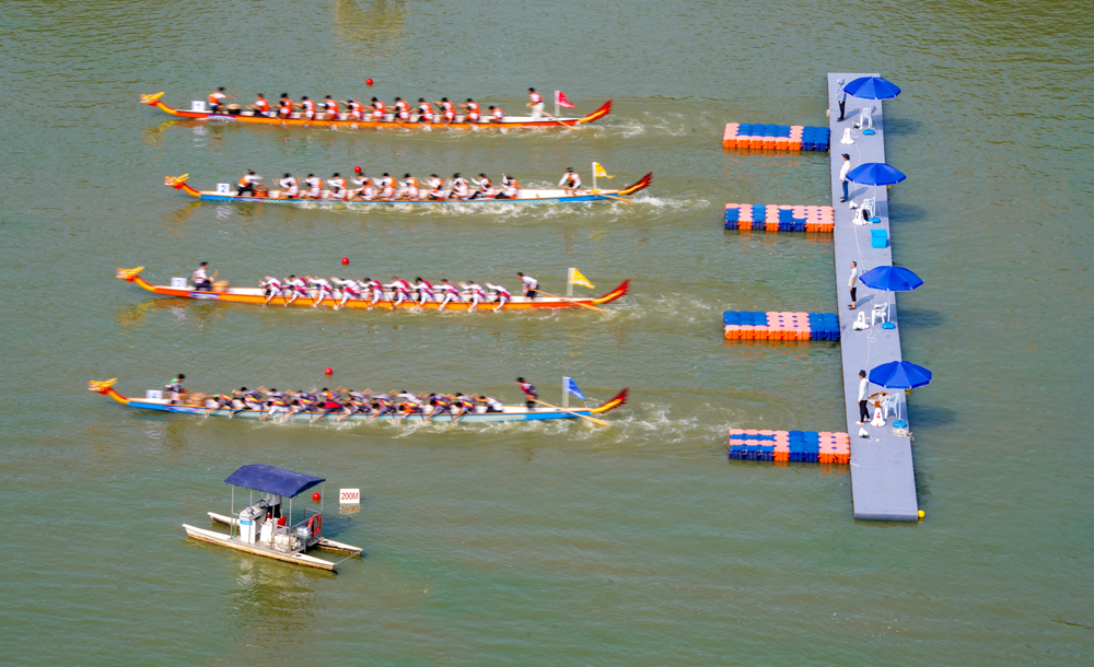 8月25日，大運(yùn)河龍舟賽在寧波市江北區(qū)姚江公園及余姚江水域燃情開賽。李越攝