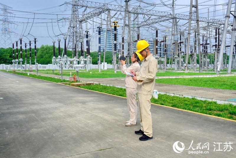 蘇州工業園區車坊變電站內，工作人員正在測溫。 人民網 常雨薇攝