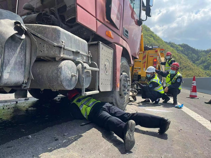 施救人員對拋錨貨車進行救援。趙雨凡攝