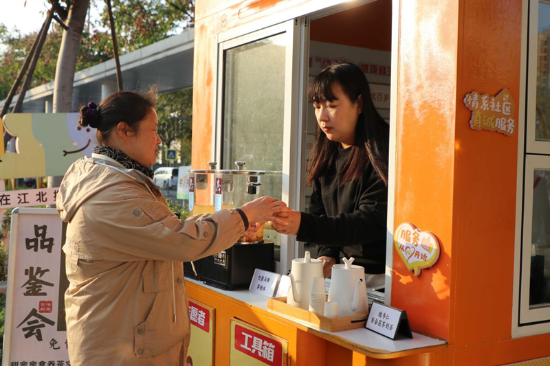 開展健康茶飲品鑒活動。江北區委組織部供圖