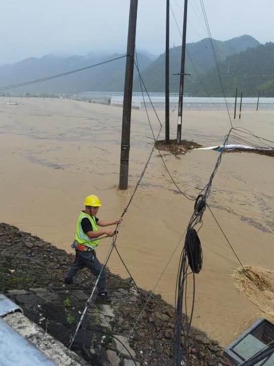 道路被淹，浙江移動(dòng)杭州分公司工作人員通過繩索前往搶修點(diǎn)